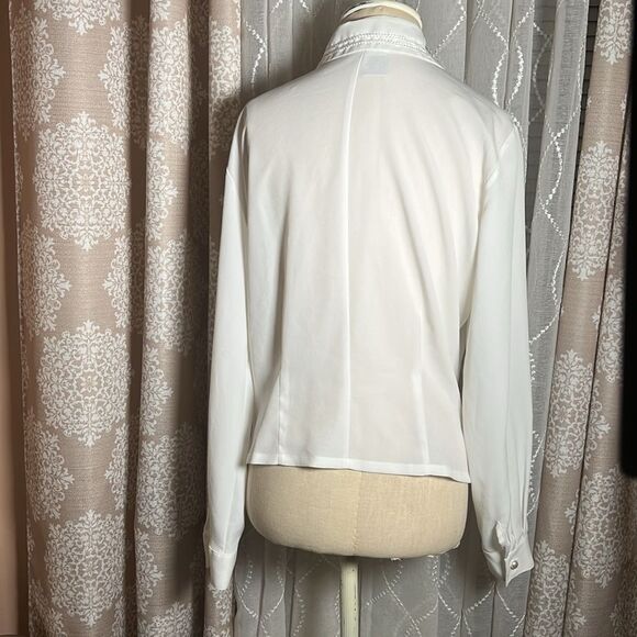 Vintage Tess White Blouse w/ Pearl Buttons & Embroidery – Size 8 – RN 59602 - Picture 5 of 7